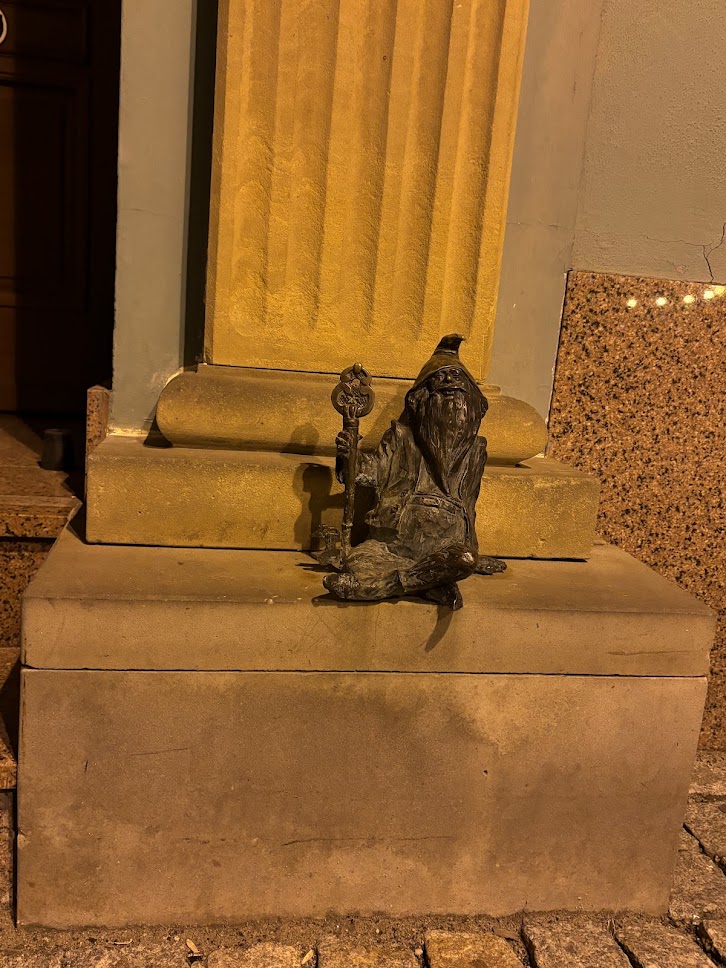 A dwarf statue playing an instrument in Wrocław